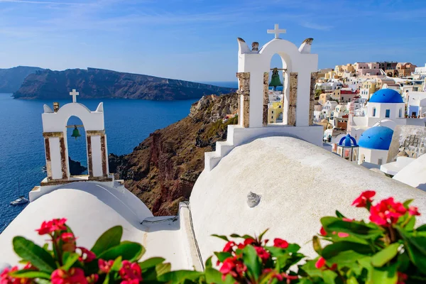Chiesa Cupola Blu Campanile Fronte Mar Egeo Oia Santorini Grecia — Foto Stock