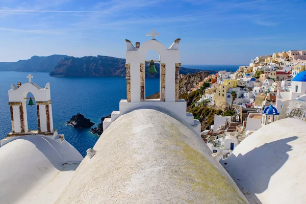 Eglise Dôme Bleu Clocher Face Mer Égée Oia Santorin Grèce — Photo