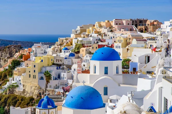 Chiesa Cupola Blu Case Bianche Tradizionali Affacciate Sul Mar Egeo — Foto Stock