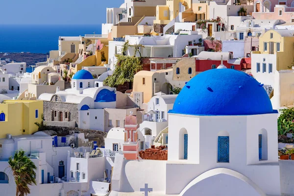 Chiesa Cupola Blu Case Bianche Tradizionali Affacciate Sul Mar Egeo — Foto Stock