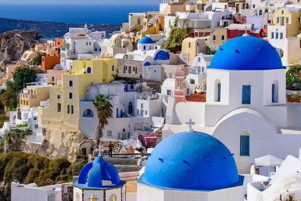 Chiesa Cupola Blu Case Bianche Tradizionali Affacciate Sul Mar Egeo — Foto Stock