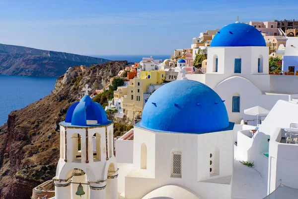 Chiesa Cupola Blu Case Bianche Tradizionali Affacciate Sul Mar Egeo — Foto Stock