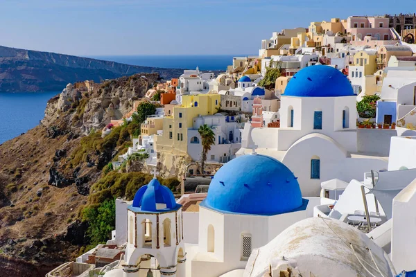 Chiesa Cupola Blu Case Bianche Tradizionali Affacciate Sul Mar Egeo — Foto Stock