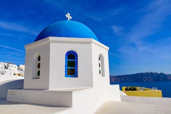 Blue Domed Church Traditional White Houses Facing Aegean Sea Oia — Stock Photo, Image