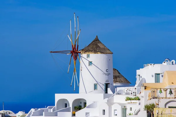 Wiatrak Tradycyjne Białe Budynki Widokiem Morze Egejskie Oia Santorini Grecja — Zdjęcie stockowe