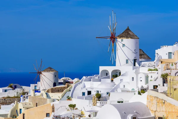 Wiatrak Tradycyjne Białe Budynki Widokiem Morze Egejskie Oia Santorini Grecja — Zdjęcie stockowe