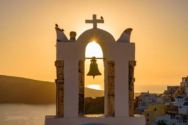 Oia Santorini Yunanistan Gün Batımının Ilık Olduğu Çan Kulesi — Stok fotoğraf