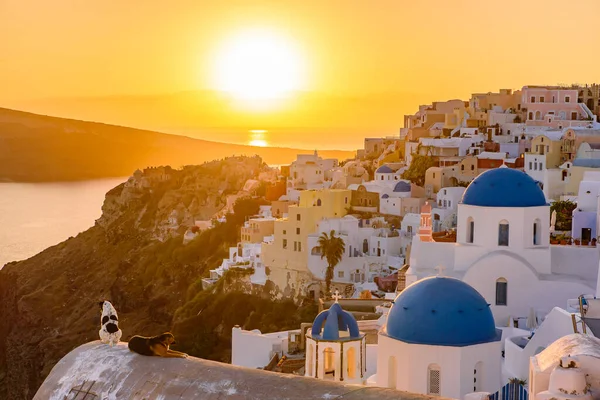 Blue Domed Churches Traditional White Houses Facing Aegean Sea Warm — Stock Photo, Image