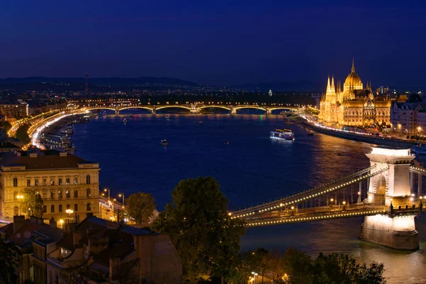 Panorama Nocturno Del Edificio Del Parlamento Húngaro Puente Cadena Szechenyi — Foto de Stock