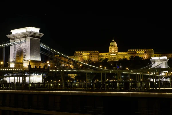 Vista Nocturna Del Puente Cadena Szechenyi Través Del Río Danubio — Foto de Stock