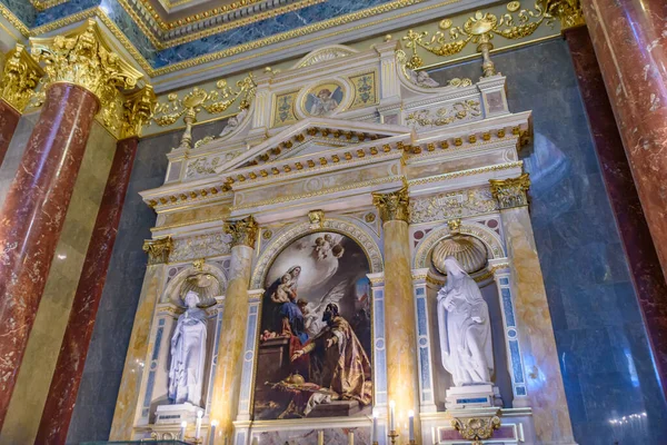 ハンガリーのブダペストにある大聖堂聖シュテファン大聖堂の内部 — ストック写真