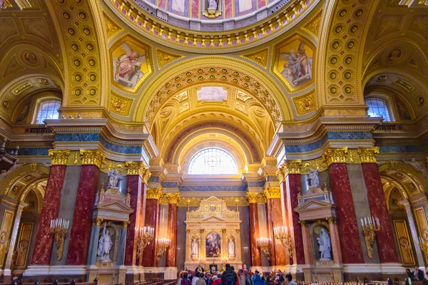 ハンガリーのブダペストにある大聖堂聖シュテファン大聖堂の内部 — ストック写真
