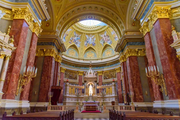匈牙利布达佩斯大教堂圣斯蒂芬大教堂的内部 — 图库照片