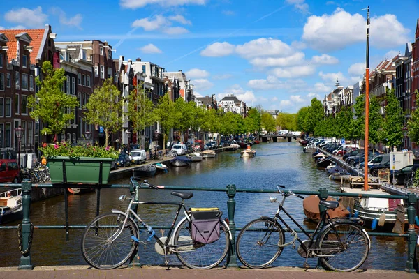 Biciclette Sul Ponte Che Attraversa Canale Amsterdam Paesi Bassi — Foto Stock