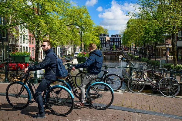 People Riding Bikes Canal Amsterdam Netherlands — Stock Photo, Image