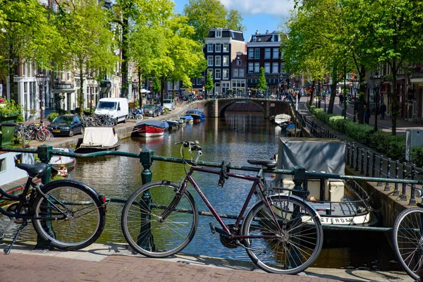 Bikes Bridge Crosses Canal Amsterdam Netherlands — Stock Photo, Image