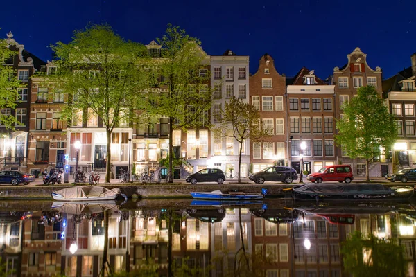 Éjszakai Kilátás Épületek Hajók Mentén Csatorna Amszterdam Hollandia — Stock Fotó