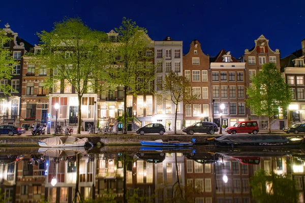 Vista Notturna Edifici Barche Lungo Canale Amsterdam Paesi Bassi — Foto Stock