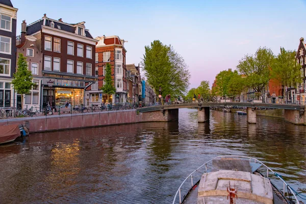 Edifici Barche Lungo Canale Tramonto Amsterdam Paesi Bassi — Foto Stock