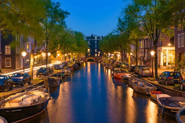 Vista Notturna Edifici Barche Lungo Canale Amsterdam Paesi Bassi — Foto Stock