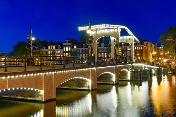 Riflessione Sul Ponte Lungo Canale Notte Amsterdam Paesi Bassi — Foto Stock