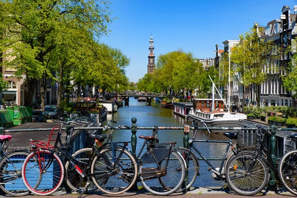 Bikes Bridge Crosses Canal Amsterdam Netherlands — Stock Photo, Image
