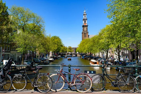 Biciclette Sul Ponte Che Attraversa Canale Amsterdam Paesi Bassi — Foto Stock