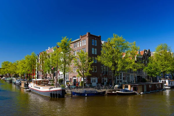 Épületek Hajók Csatorna Mentén Amszterdamban Hollandiában — Stock Fotó