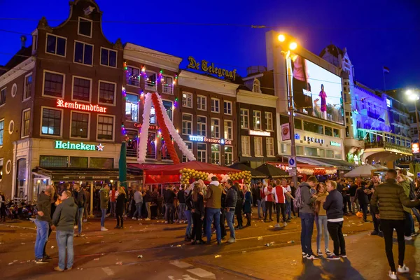 在荷兰阿姆斯特丹 人们聚集在体育酒吧外庆祝 — 图库照片