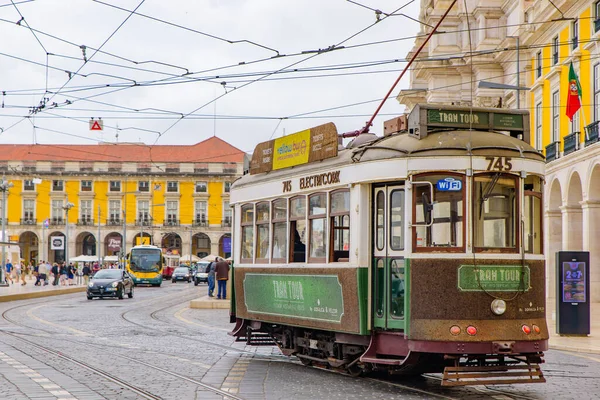 Tranvía Corriendo Por Calle Lisboa Portugal — Foto de Stock