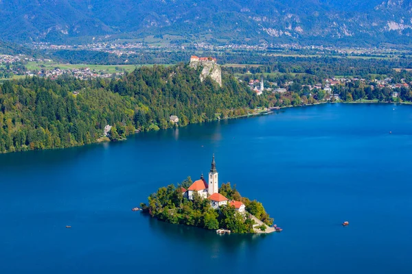 มมองทางอากาศของเกาะ Bled และทะเลสาบ Bled จาก Osojnica Hill สถานท องเท ยวท — ภาพถ่ายสต็อก