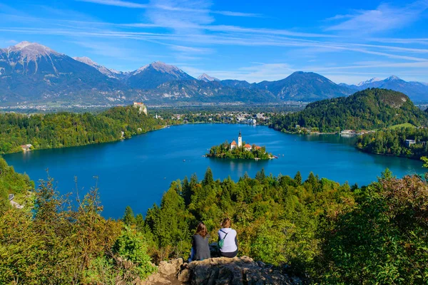 สองคนท Osojnica Hill วของเกาะ Bled และทะเลสาบ Bled งเป นสถานท องเท — ภาพถ่ายสต็อก