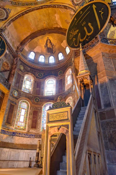 土耳其伊斯坦布尔前东正教大教堂和奥斯曼帝国清真寺Hagia Sophia的内政 — 图库照片