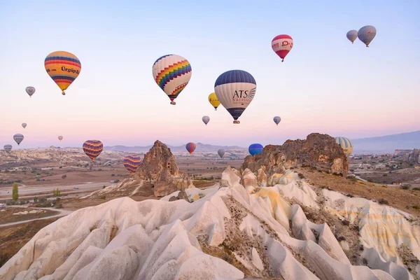 土耳其卡帕多西亚Goreme日出时分的热气球和岩石景观 — 图库照片