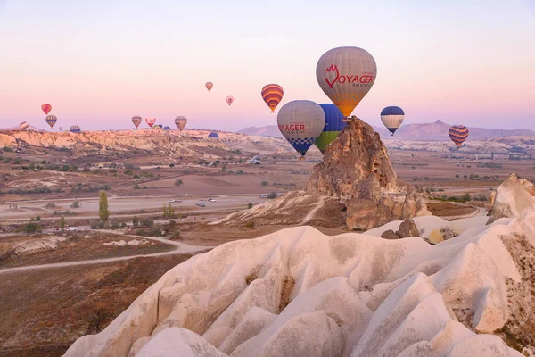 Flying Hot Air Balloons Rock Landscape Sunrise Time Goreme Cappadocia — Stock Fotó