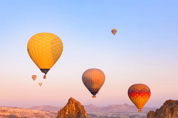 Volar Globos Aerostáticos Paisajes Rocosos Amanecer Goreme Capadocia Turquía — Foto de Stock