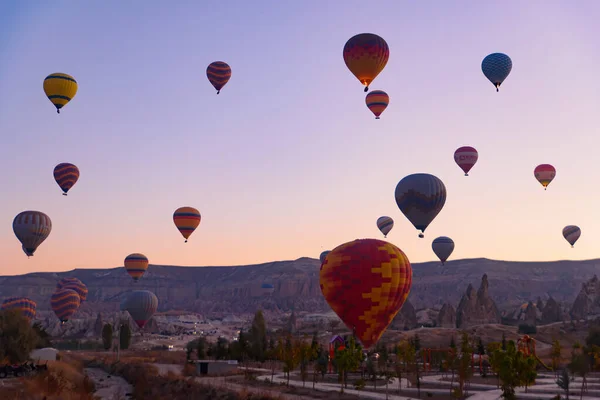 Volar Globos Aerostáticos Paisajes Rocosos Amanecer Goreme Capadocia Turquía —  Fotos de Stock