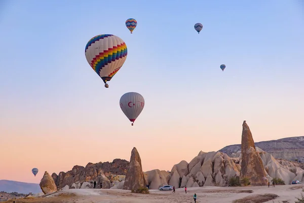 Volar Globos Aerostáticos Paisajes Rocosos Amanecer Goreme Capadocia Turquía —  Fotos de Stock