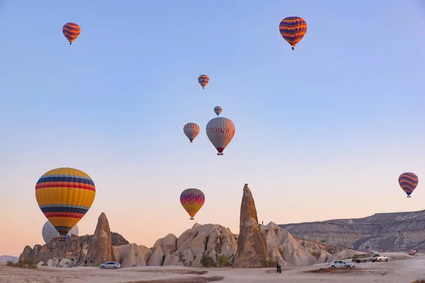 Volar Globos Aerostáticos Paisajes Rocosos Amanecer Goreme Capadocia Turquía —  Fotos de Stock