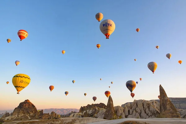 Volar Globos Aerostáticos Paisajes Rocosos Amanecer Goreme Capadocia Turquía —  Fotos de Stock