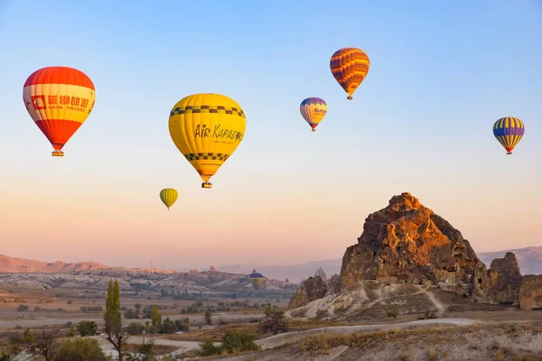 Volar Globos Aerostáticos Paisajes Rocosos Amanecer Goreme Capadocia Turquía — Foto de Stock