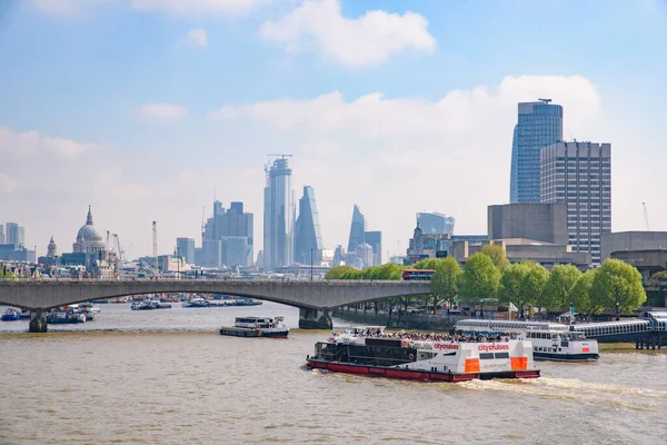 联合王国伦敦泰晤士河上的船只 — 图库照片