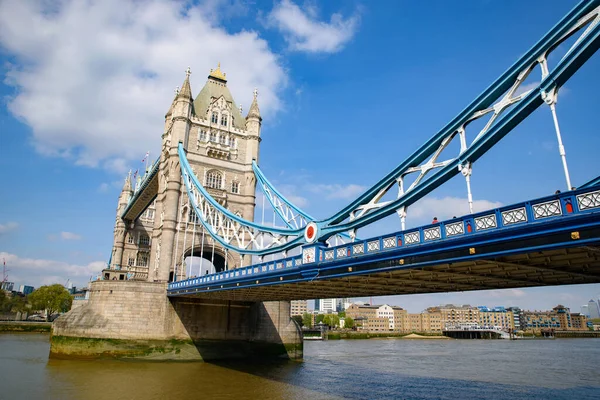 Tower Bridge Atravessa Rio Tâmisa Londres Reino Unido — Fotografia de Stock