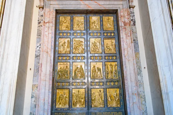 梵蒂冈圣彼得大教堂的圣门 — 图库照片