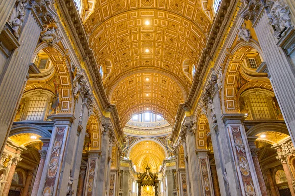 梵蒂冈圣彼得大教堂的内部 世界上最大的教堂 — 图库照片
