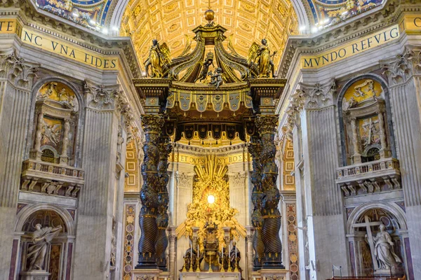 圣彼得巴尔达钦 梵蒂冈圣彼得大教堂祭坛上方的天篷 — 图库照片