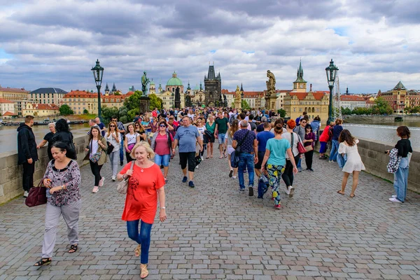 Lidé Karlově Mostě Praze Česká Republika — Stock fotografie