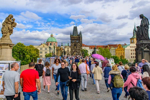 Lidé Karlově Mostě Praze Česká Republika — Stock fotografie