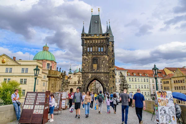 Lidé Karlově Mostě Praze Česká Republika — Stock fotografie