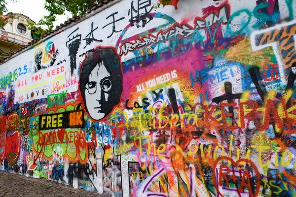 Çek Cumhuriyeti Prag Daki Lennon Duvarı Grafiti Ile Dolu — Stok fotoğraf